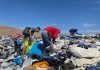 Venezolanos recogen prendas en «basural de ropa» del desierto de Atacama