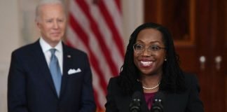 Biden nómina a jueza izquierdista Ketanji Brown Jackson para la Corte Suprema