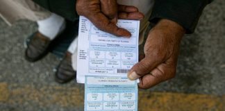 Decenas de demócratas denuncian afiliación inconsulta al Partido Republicano