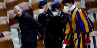 Hombre interrumpió a gritos audiencia del papa