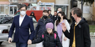 Niña con síndrome de Down que sufría bullying fue acompañada a la escuela por el presidente