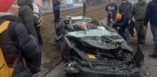 Tanque ruso aplastó un auto, el conductor logró sobrevivir