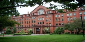 Estudiantes demandan a Harvard por ignorar denuncias de abusos