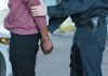 Policías intervienen en pelea de adolescentes y a uno lo esposan «porque es negro»