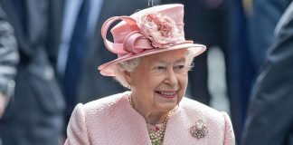 La reina Isabel II deja clara su postura contra Rusia utilizando tres espadas