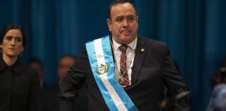 Presidente de Guatemala dice que 95 % de los aviones con droga salen de Venezuela