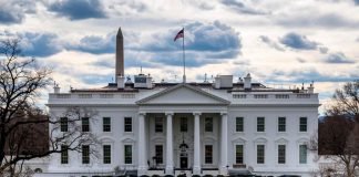 Casa Blanca defiende sus protocolos de Covid-19 tras últimos contagios internos