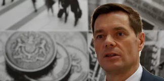 El oligarca más rico de Rusia busca escapar de las sanciones trasfiriendo su holding minero a su esposa