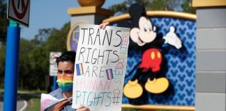 Empleados de Disney protestan contra la polémica ley «No digas gay»
