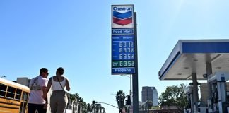 En casi $8 dólares por galón se paga la gasolina en California