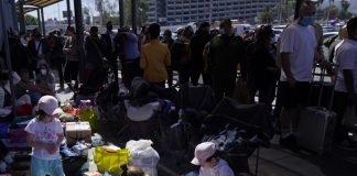 EEUU bloquea a rusos en la frontera, acepta a ucranianos