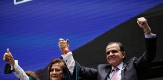 El candidato uribista se retira de la carrera presidencial colombiana