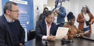 Petro firmó ante notario que no expropiará si gobierna Colombia