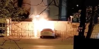 Muere conductor al estrellar su carro contra embajada rusa en Bucarest