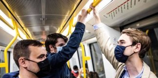 Una jueza revoca la orden de usar mascarillas en el transporte público en EEUU