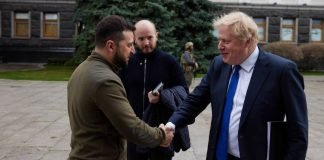 Johnson ofrece a Ucrania 120 blindados y misiles antibuque