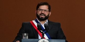 Gabriel Boric firma la ley que profesionaliza el fútbol femenino