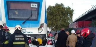 Una formación del Tren Sarmiento arrolló a un auto: el conductor quedó atrapado