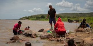 1.300 waraos intentan sobrevivir entre la basura a orillas del Orinoco