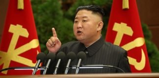 Kim Jong-un habla en un desfile de alcanzar capacidad nuclear disuasoria