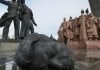 Kiev destruye la estatua que simbolizaba la unidad y amistad con Rusia