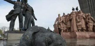 Kiev destruye la estatua que simbolizaba la unidad y amistad con Rusia