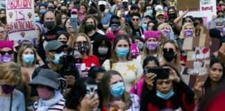 Decenas de personas se unen en Nueva York a protesta en favor del aborto
