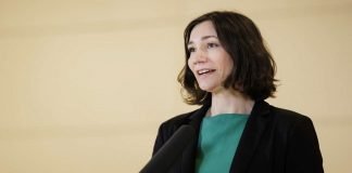 Dimite ministra alemana se fue de vacaciones tras inundaciones