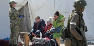Ucrania logra evacuar un centenar de civiles de la acería de Azovstal