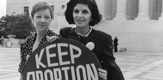 Borrador en la Corte Suprema anularía Roe v. Wade, el caso que despenalizó el aborto