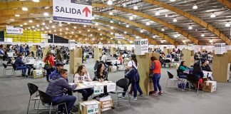 Colombia ve altamente dividida a las urnas para elegir al próximo presidente