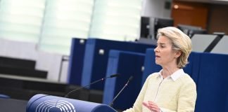 Ursula von der Leyen propone embargo progresivo al petróleo ruso
