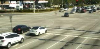 Salvan a mujer que sufrió episodio médico dentro de auto en medio de la calle