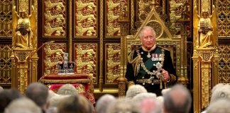 El príncipe Carlos sustituye a Isabel II por primera vez en un discurso clave