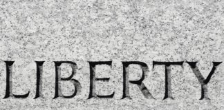 DON’T TREAD ON ANYONE: Liberales, no deidades. – Por Karin Hiebaum