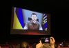 Zelenski pide en directo en la gala inaugural de Cannes que el cine no calle