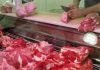 Venezolanos compran pellejos de pollo y hueso rojo ante alto costo de la carne