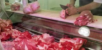 Venezolanos compran pellejos de pollo y hueso rojo ante alto costo de la carne