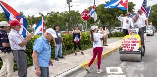 Exiliados cubanos en Miami pasan una aplanadora sobre discos de Laura Pausini