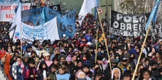 En Argentina, miles de personas vuelven a salir a las calles contra la pobreza