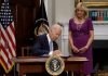Biden firma ley que regula armas de fuego en EEUU