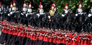 Arranca el desfile militar para honrar a Isabel II