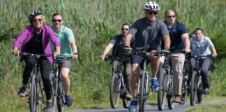 Biden se cayó de una bicicleta durante un paseo por la playa