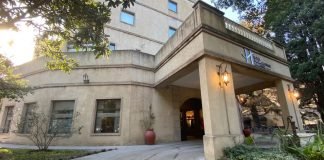 Allanan el hotel donde están alojados los venezolanos y los iraníes del avión retenido en Ezeiza