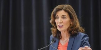 Gobernadora de Nueva York firma ley que prohíbe la venta de fusiles semiautomáticos a menores de 21 años