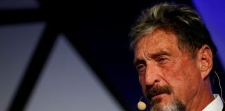 Cuerpo de John McAfee sigue en una morgue a un año de su muerte