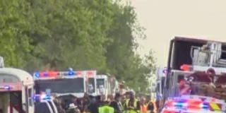 Hallan cadáveres de 46 migrantes en un camión en Texas