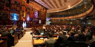 El presidente de Ecuador se salva de ser destituido por el Parlamento