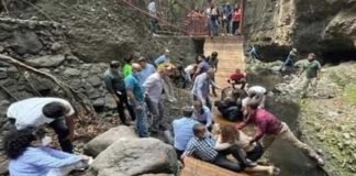 Alcalde mexicano que cayó junto a su esposa de un puente colgante a pocos minutos de haberlo reinaugurado (+ vídeo)