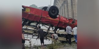 Al menos 13 muertos al caer autobús por un puente en India